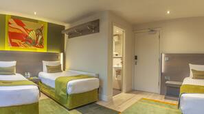 Een minibar, een kluis op de kamer, een bureau, verduisterende gordijnen