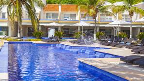 2 outdoor pools