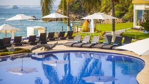 2 outdoor pools