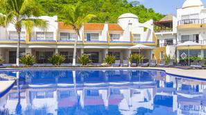 2 outdoor pools