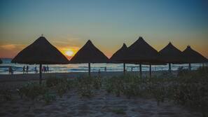 Am Strand, kostenloser Shuttle zum Strand, Liegestühle, Sonnenschirme