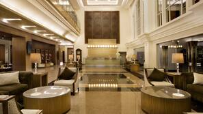 Seprai premium, minibar, brankas, dan meja kerja