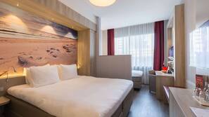Een kluis op de kamer, een bureau, gratis wifi, beddengoed