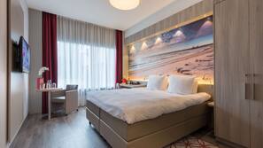Een kluis op de kamer, een bureau, gratis wifi, beddengoed