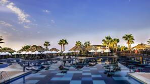 Innenpool, 2 Außenpools, Cabañas (kostenlos), Sonnenschirme