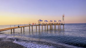 Privatstrand, Liegestühle, Sonnenschirme, Strandtücher