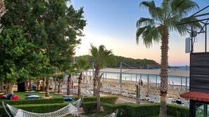 Plage privée, chaises longues, parasols, serviettes de plage