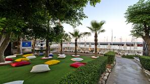 Plage privée, chaises longues, parasols, serviettes de plage
