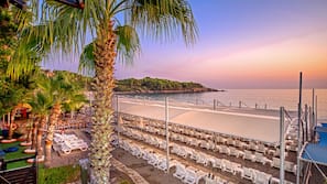 Plage privée, chaises longues, parasols, serviettes de plage