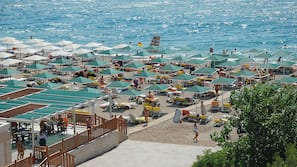 Plage privée, chaises longues, parasols, ski nautique