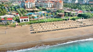 Privatstrand, Liegestühle, Sonnenschirme, Strandtücher