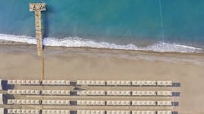 Privatstrand, Liegestühle, Sonnenschirme, Strandtücher