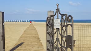Sulla spiaggia, lettini da mare, ombrelloni