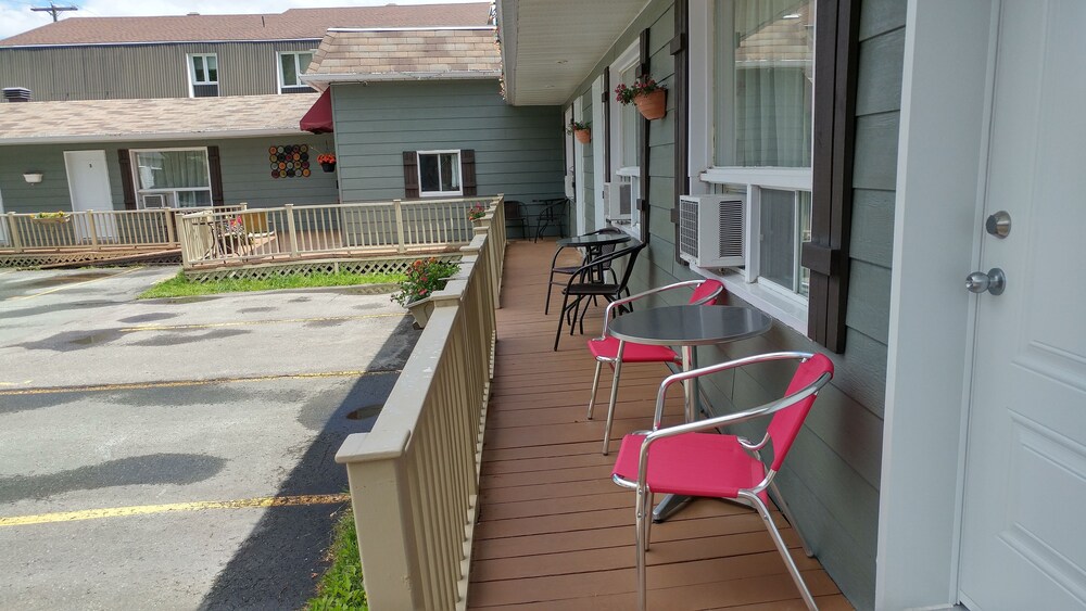 Motel de l'Outlet, Magog: $62 Room Prices & Reviews | Travelocity