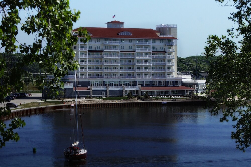 The Inn At Harbor Shores, Benton Harbor 109 Room Prices & Reviews