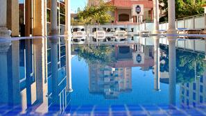 Una piscina al aire libre de temporada