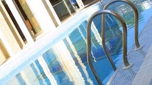 Una piscina al aire libre de temporada