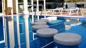 Una piscina al aire libre de temporada