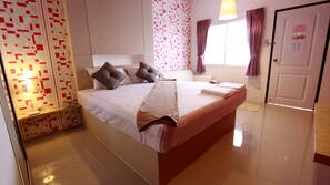 Premium bedding, minibar, free WiFi