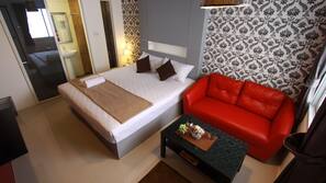 Premium bedding, minibar, free WiFi