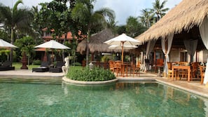 2 outdoor pools