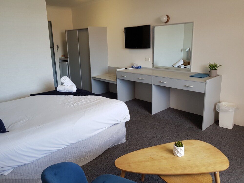 Seabreeze Beach Hotel