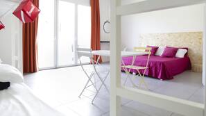 Con stile personalizzato, con arredamento individuale, una scrivania