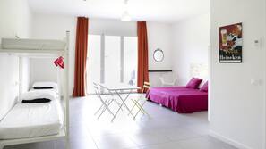 Con stile personalizzato, con arredamento individuale, una scrivania