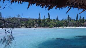 Plage, sable blanc, serviettes de plage, plongée sous-marine