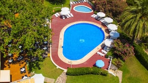 Inomhuspool, utomhuspool, parasoller och solstolar