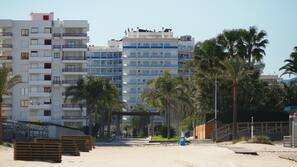 Nära stranden och vit sandstrand
