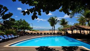 Piscina externa, espreguiçadeiras