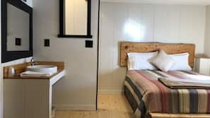 Iron/ironing board, free WiFi, linens
