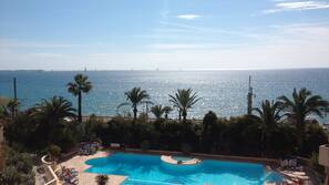 2 piscines extérieures, chaises longues