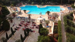 2 piscines extérieures, chaises longues