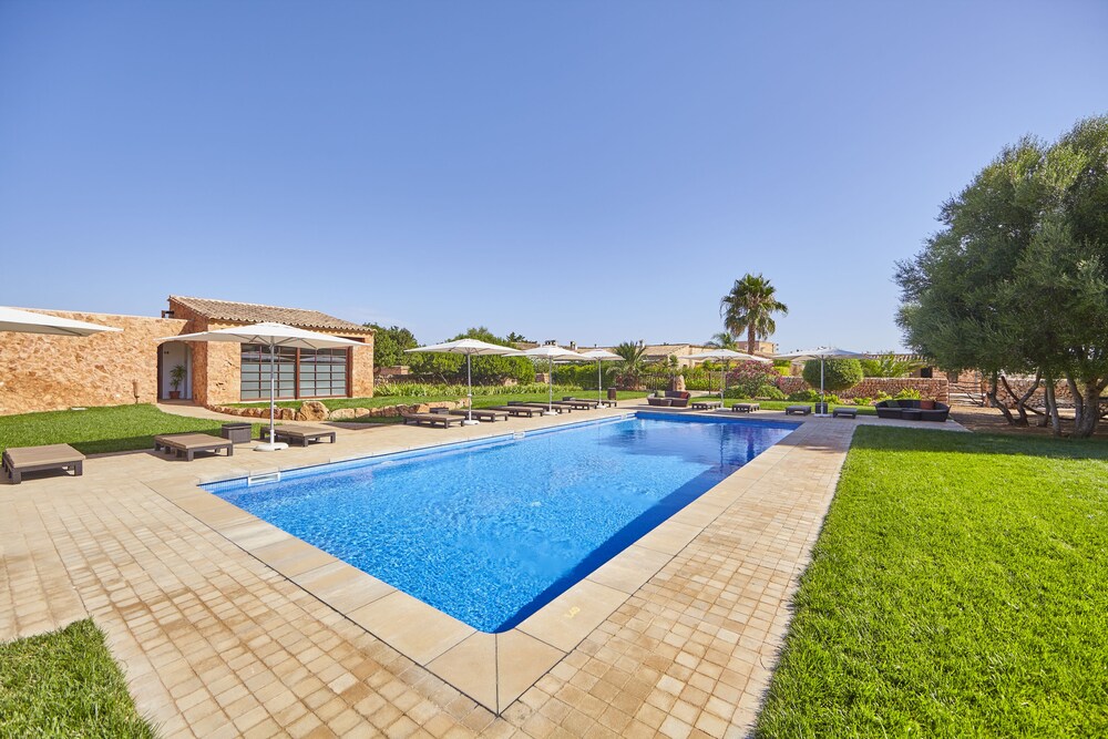 Outdoor pool, Bennoc Petit Hotel