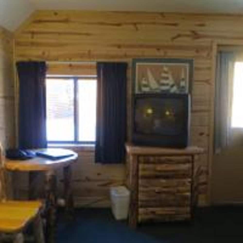 Cabins Of Mackinaw In Mackinaw City Cheap Hotel Deals Rates