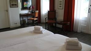 Schreibtisch, kostenpflichtige Babybetten