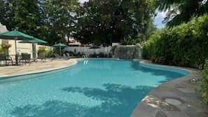 Indoor pool, seasonal outdoor pool, pool loungers