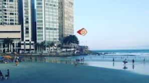 Ubicación cercana a la playa y toallas de playa