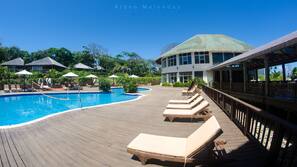 2 outdoor pools, sun loungers