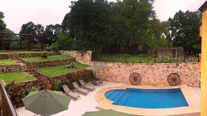 Una piscina al aire libre (de 8:00 a 22:00), sombrillas