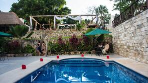 Una piscina al aire libre (de 8:00 a 22:00), sombrillas