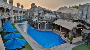 2 piscines extérieures
