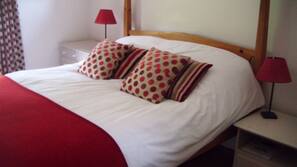 Hypo-allergenic bedding, desk, iron/ironing board, free WiFi