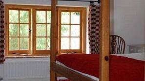Hypo-allergenic bedding, desk, iron/ironing board, free WiFi