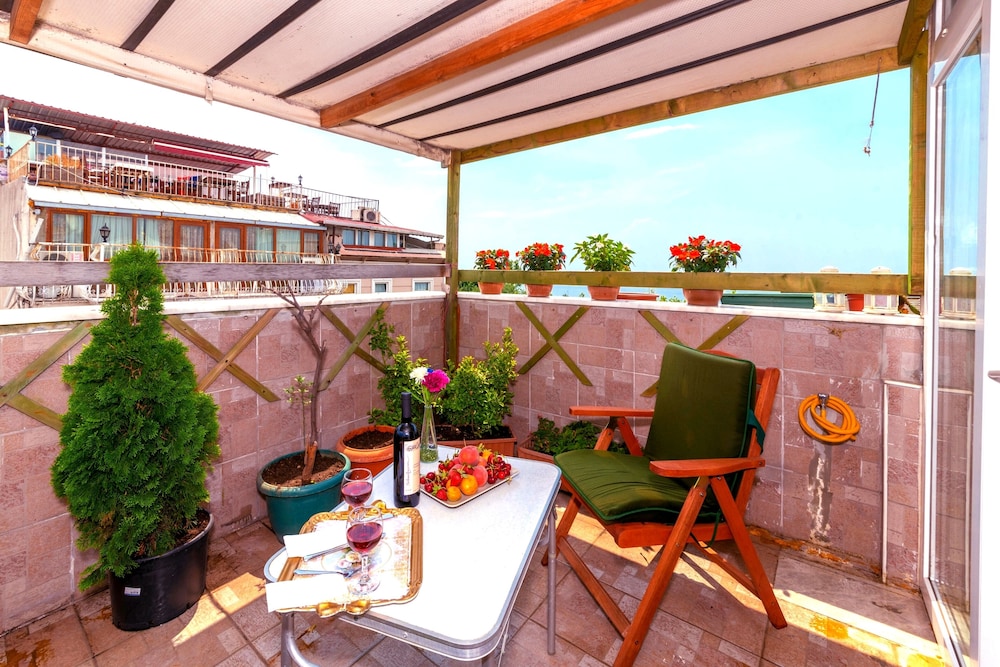 Photo - Walnut Shell Hotel