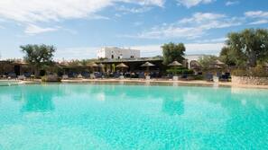 Piscine couverte, piscine extérieure (ouverte en saison)