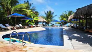 Piscina externa, guarda-sóis, espreguiçadeiras