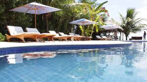 Piscina externa, guarda-sóis, espreguiçadeiras